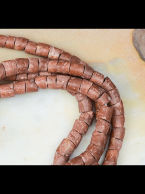 Fil de petites perles anciennes en bauxite