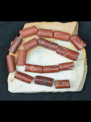 16 perles anciennes en bauxite 