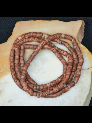 Fil de perles anciennes en bauxite