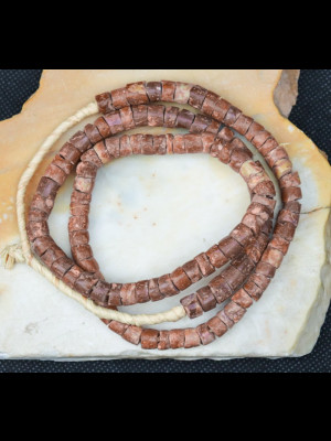 Fil de perles anciennes en bauxite