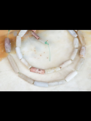 Fil de 28 perles tubulaires en agate