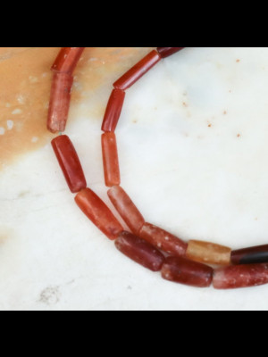 Fil de 36 perles tubulaires en cornaline 