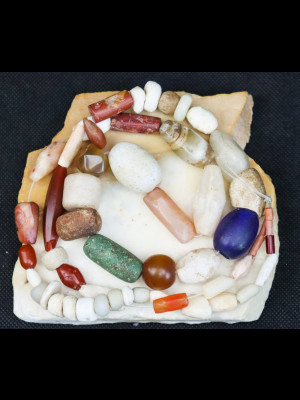 Fil de 53 perles anciennes ou antiques