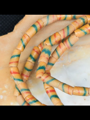 Fil de perles en verre du Ghana