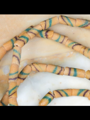 Fil de perles en verre du Ghana