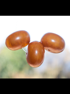 3 perles d'ambre africain (résine phénolique)