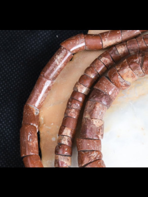 143 perles anciennes en bauxite
