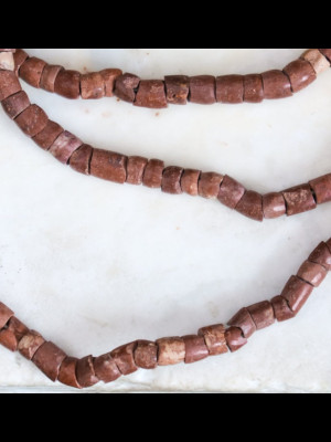 198 petites perles anciennes en bauxite