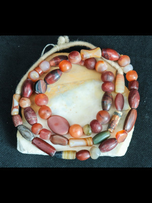 Fil de 49 perles antiques en pierre