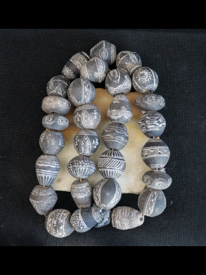 30 fusaïoles anciennes (volants de fuseau) en terre cuite