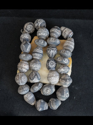 30 fusaïoles anciennes (volants de fuseau) en terre cuite