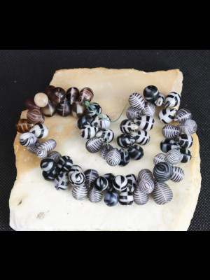 68 perles de troc en verre