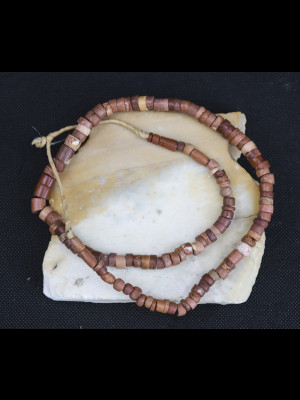 Fil de perles anciennes en bauxite