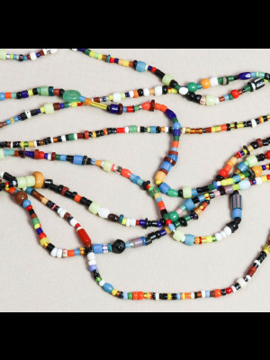 Petites perles multicolores en verre