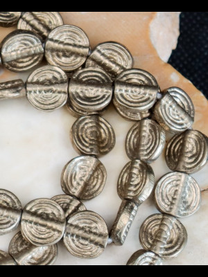 Fil de 57 perles en laiton