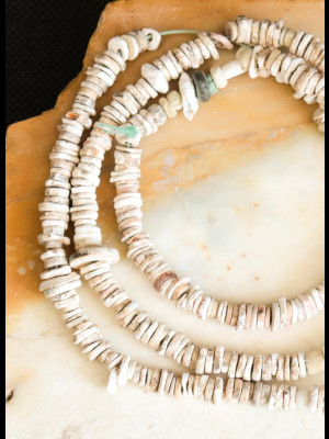 Perles africaines anciennes en morceaux de coquilles d’œufs d’autruche