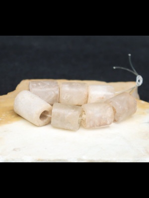 7 perles antiques en pierre