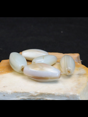 5 perles anciennes en agate