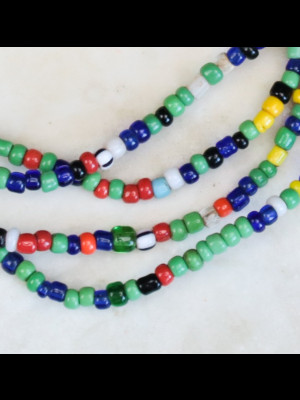 Petites perles multicolores en verre