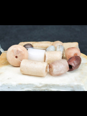 Fil de 14 perles antiques en pierre