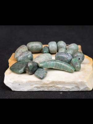 17 perles en serpentine