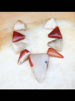 Fil de 9 perles antiques en pierre